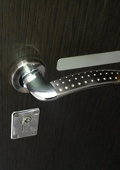 Замена дверной ручки Замена дверной ручки