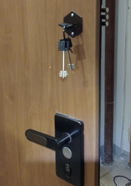 Установка дополнительного замка в израильскую дверь Установка дополнительного замка в израильскую дверь