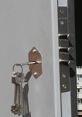 Установка дополнительных замков в двери от застройщика Установка дополнительных замков в двери от застройщика