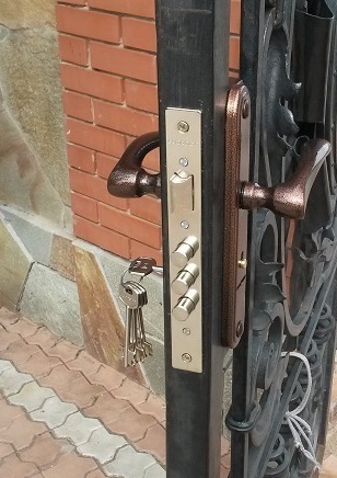 Ремонт итальянского замка Ремонт замка в калитке