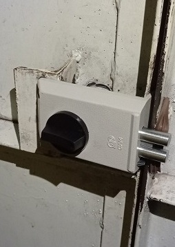 Установка накладного замка в тамбурную дверь Установка накладного замка в тамбурную дверь